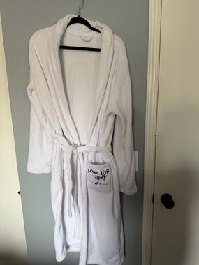 White Plush Robe with 'Long Live the Lazy' Embroidered Pocket - La-Z-Boy